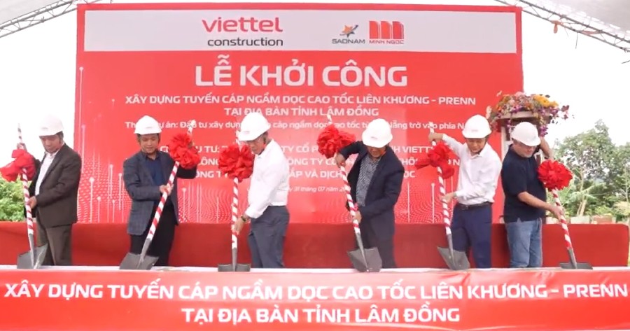 Đại diện Viettel Construction và các khách mời đồng loạt làm lễ khởi công dự án